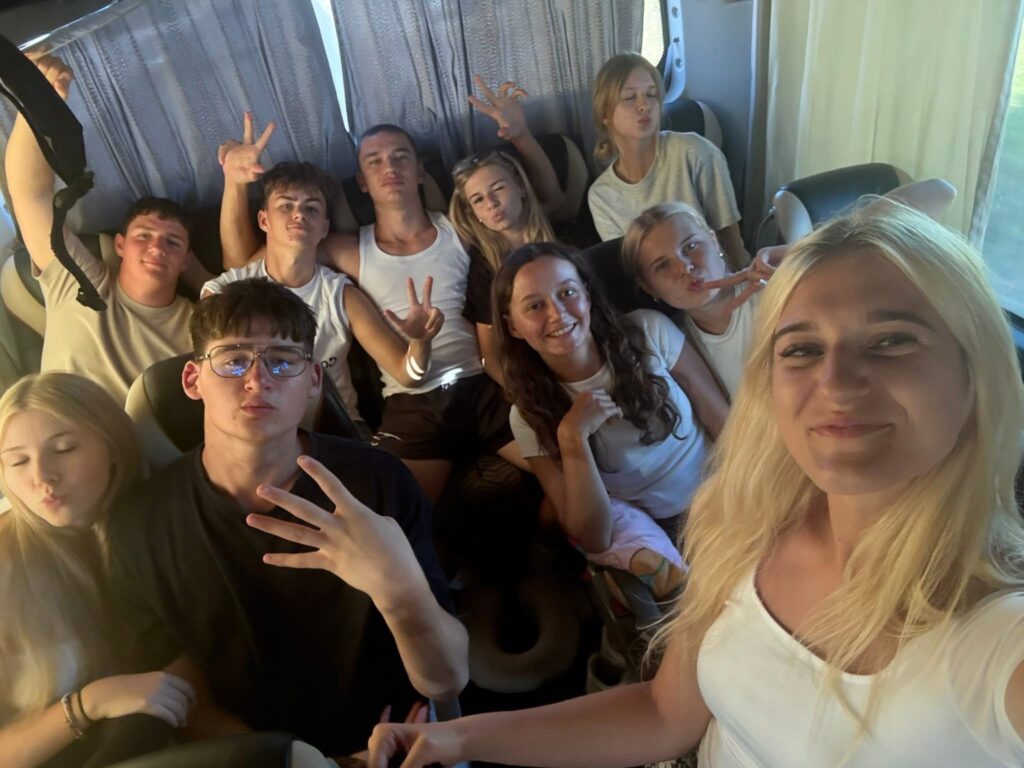 Zdjęcie grupowe z autobusu